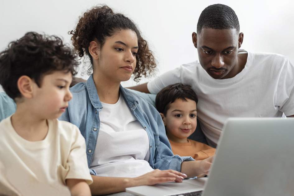 Illustation d'une famille devant un ordinateur