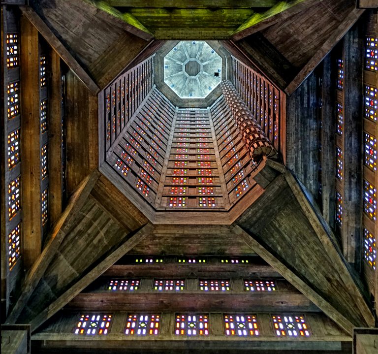 Photo du vitrail de l'église Saint-Joseph au hHvre réalisés par de Marguerite Huré