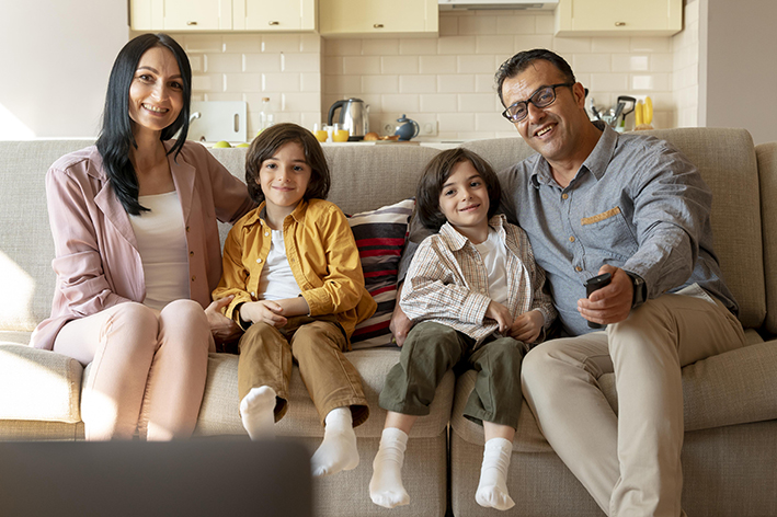 Photo d'une famille regardant la télévision